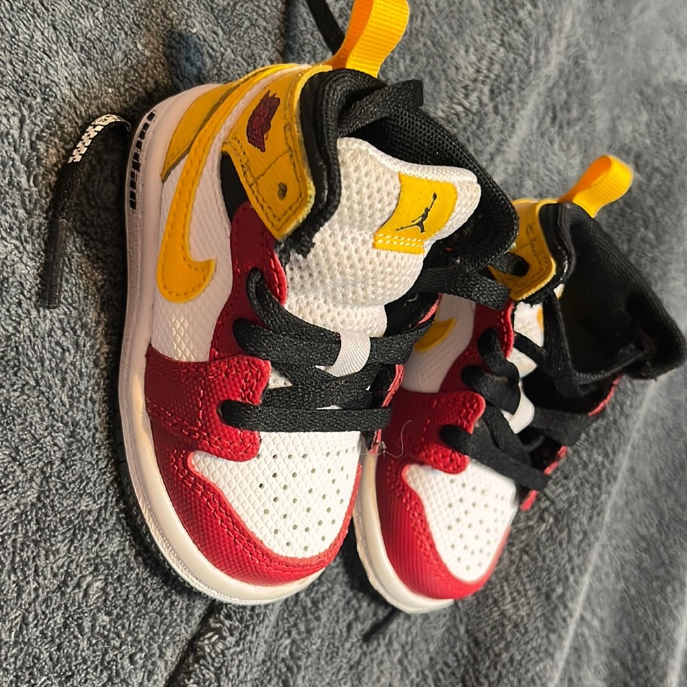 Jordan 1 Mid SE "Grid" Toddler Boys' Shoe Black/Gold/Red Size 4C